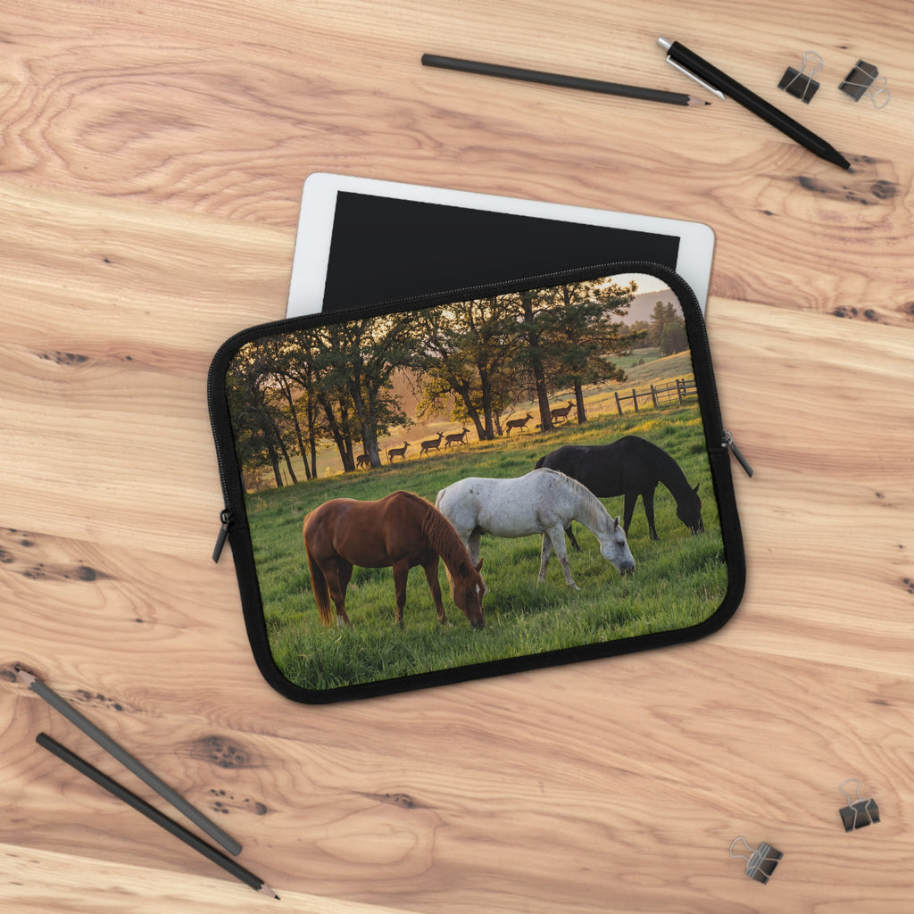 Laptop Sleeve Horse Pasture / Scenic Grazing Horses Laptop Case