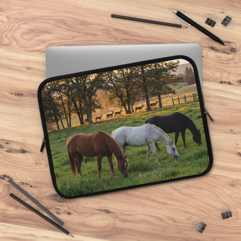 Laptop Sleeve Horse Pasture / Scenic Grazing Horses Laptop Case